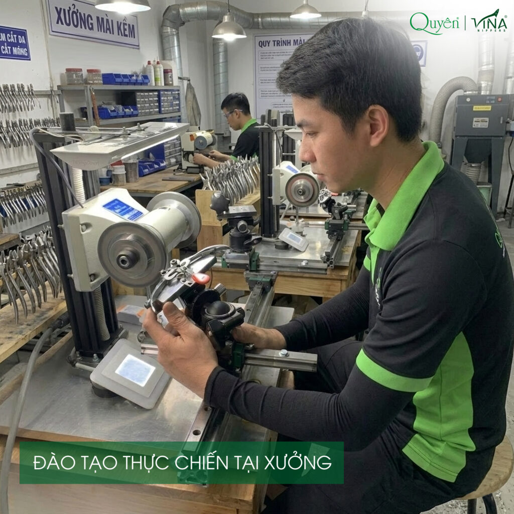 Quá trình học viên đang thực hành mài kềm tại xưởng