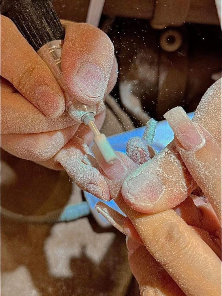 Dùng Máy Mài Để Phá Sơn Gel