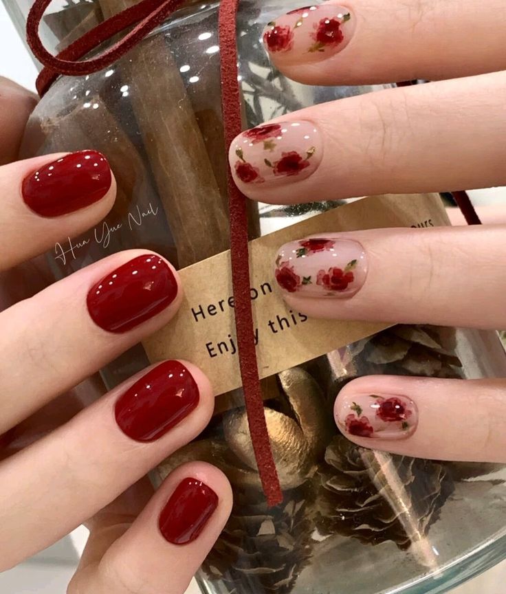 Nail Họa Tiết Hoa Nhí Trên Nền Sơn Đỏ Pastel