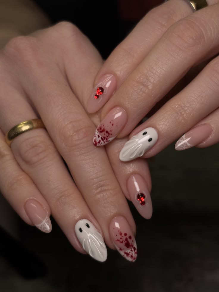 Mẫu nail Halloween hiệu ứng vệt máu (Blood Drip)