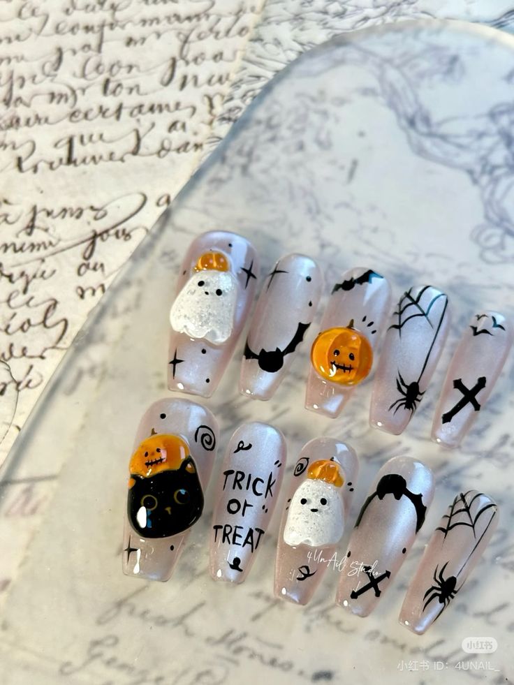 Mẫu nail Halloween phối họa tiết huyền bí (Doodle Mix)